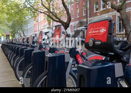 London, Großbritannien - 19. Oktober 2024 - Row of Santander Gemeinschaftsfahrräder Stockfoto