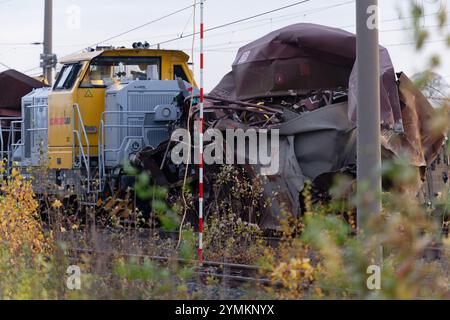 Kerpen, Deutschland. November 2024. Trümmer eines entgleisten Güter- und Bauzuges liegen auf den Gleisen der Eisenbahnstrecke bei Kerpen. Quelle: Henning Kaiser/dpa/Alamy Live News Stockfoto