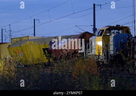 Kerpen, Deutschland. November 2024. Trümmer eines entgleisten Güter- und Bauzuges liegen auf den Gleisen der Eisenbahnstrecke bei Kerpen. Quelle: Henning Kaiser/dpa/Alamy Live News Stockfoto