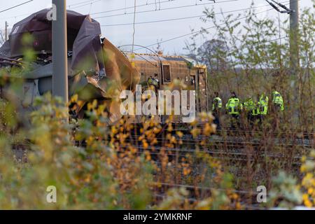 Kerpen, Deutschland. November 2024. Trümmer eines entgleisten Güterzuges und eines Bauzuges stehen auf den Gleisen der Eisenbahnstrecke bei Kerpen. Quelle: Henning Kaiser/dpa/Alamy Live News Stockfoto