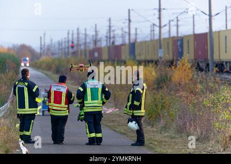 Kerpen, Deutschland. November 2024. Neben einem entgleisten Güterzug wird eine Feuerwehrdrohne gestartet. Quelle: Henning Kaiser/dpa/Alamy Live News Stockfoto