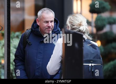 Brentford Chief Executive Jon Varney kommt zur Premier League-Aktionärsversammlung in London. Bilddatum: Freitag, 22. November 2024. Stockfoto