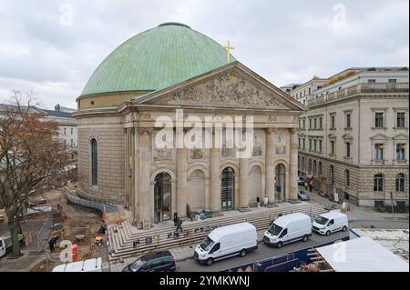 Die Berliner Sankt Hedwigs-Kathedrale soll am Sonntag nach rund sechsjaehriger Umbauzeit wiedereroeffnet werden. Im Foto vom 21.11.2024: Aussenansicht der Kirche. Bis Anfang Januar sind mehrere Gottesdienste, Fuehrungen und Konzerte geplant, teilte das Erzbistum Berlin mit. Der weitgehend abgeschlossene Umbau des markanten Kirchenbaus in Berlins historischem Zentrum soll am Ende rund 44,2 Millionen Euro Kosten und befinde sich damit im 2016 errechneten Kostenrahmen von 40 Millionen Euro. Siehe epd-Meldung vom 21.11.2024 NUR REDAKTIONELLE VERWENDUNG *** der Berliner St.-Hedwigs-Dom wird auf Sunda wiedereröffnet Stockfoto