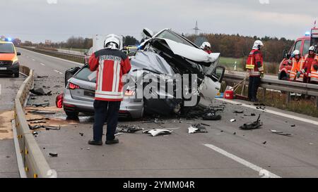 Meerane, Deutschland. November 2024. Rettungsdienste arbeiten am Unfallort auf der Autobahn A4, wo ein Auto über die zentrale Absturzsperre in den entgegenkommenden Verkehr gefahren ist. Nach Angaben der Polizei und eines dpa-Reporters am Tatort wurde eine Person getötet. Quelle: Bodo Schackow/dpa/Alamy Live News Stockfoto