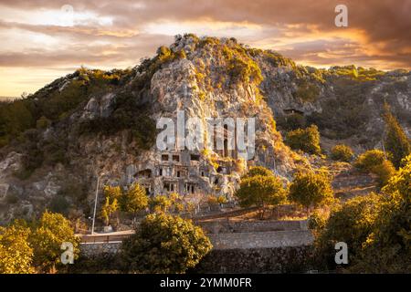 Antike lykische Felsengräber: Erkundung des Grabes von Amyntas in Fethiye, Türkei – 20. Oktober 2024 Stockfoto