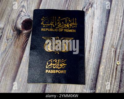 Pass der Republik Jemen, Jemen Pass, ein von der Einwanderungsbehörde und N ausgestelltes staatliches Dokument, das von jemenitischen Bürgern für internationale Reisen verwendet wird Stockfoto