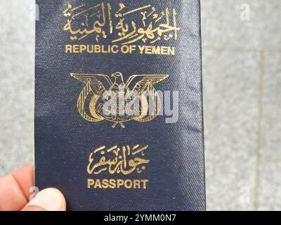 Pass der Republik Jemen, Jemen Pass, ein von der Einwanderungsbehörde und N ausgestelltes staatliches Dokument, das von jemenitischen Bürgern für internationale Reisen verwendet wird Stockfoto