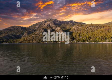 Mugla, Fethiye - Turkiye - 18. Oktober 2024: Blick auf den Strand bei erstaunlichem Sonnenuntergang Stockfoto