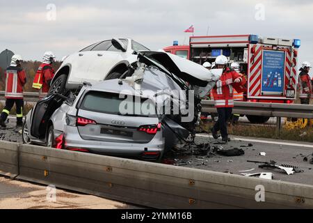 Meerane, Deutschland. November 2024. Rettungsdienste arbeiten am Unfallort auf der Autobahn A4, wo ein Auto über die zentrale Absturzsperre in den entgegenkommenden Verkehr gefahren ist. Nach Angaben der Polizei und eines dpa-Reporters am Tatort wurde eine Person getötet. Hinweis: Bodo Schackow/dpa - ACHTUNG: Ein Aufkleber auf einem Auto wurde aus rechtlichen Gründen gepixelt/dpa/Alamy Live News Stockfoto