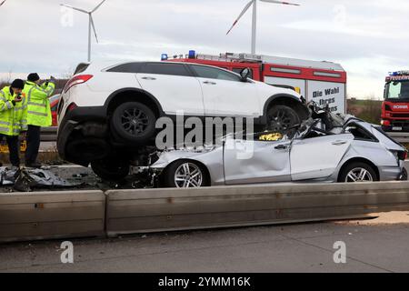 Meerane, Deutschland. November 2024. Rettungsdienste arbeiten am Unfallort auf der Autobahn A4, wo ein Auto über die zentrale Absturzsperre in den entgegenkommenden Verkehr gefahren ist. Nach Angaben der Polizei und eines dpa-Reporters am Tatort wurde eine Person getötet. Quelle: Bodo Schackow/dpa/Alamy Live News Stockfoto