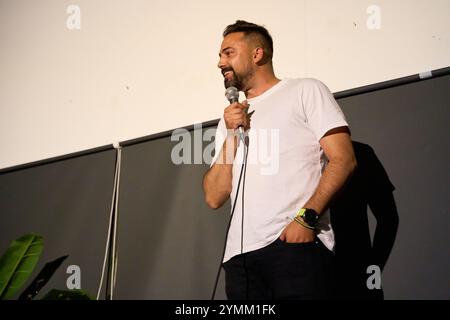 Männlicher Künstler, der einen Monolog auf der Bühne in einem alternativen Theater mit Publikum vorträgt Stockfoto