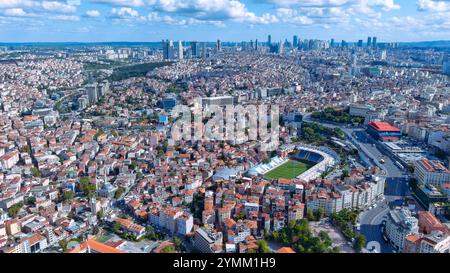 Blick aus der Vogelperspektive auf Istanbuls Stadtteil Şişli mit einer Mischung aus modernen Wolkenkratzern und traditioneller türkischer Architektur mit üppigen grünen Parks Stockfoto
