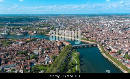 Ein atemberaubendes Panorama von Toulouse, Frankreich, mit dem berühmten Fluss Garonne, der sich durch historische Architektur und grüne Parks schlängelt Stockfoto