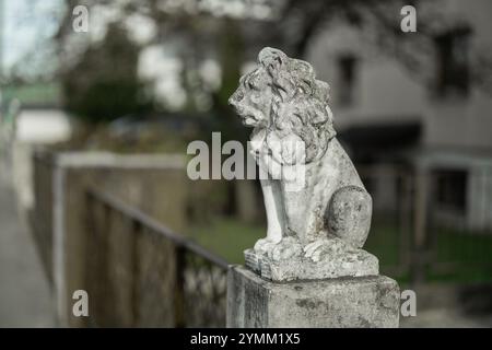 Zierlöwen aus Beton oder Gips zur Dekoration von Haustüren oder Zäunen. Kitschiges Ornament Stockfoto