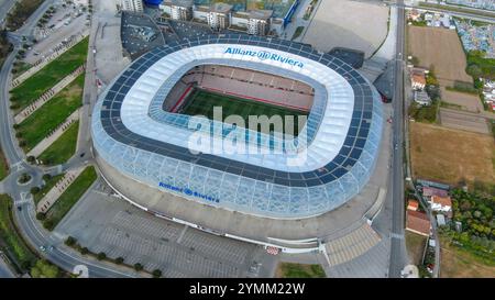 Von oben auf das Allianz Riviera Stadion in Nizza, Frankreich, mit einzigartiger Architektur und Dachkonstruktion von Solarpaneelen Stockfoto