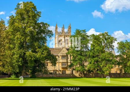 Blick auf das Merton College der Oxford University von der Wiese. Oxford, England Stockfoto