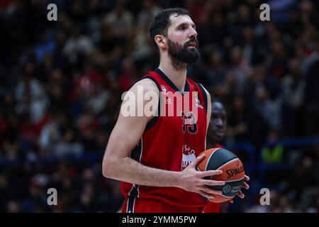 Mailand, Italien. November 2024. Nikola Mirotic #33 von EA7 Emporio Armani Milan in Aktion während der regulären Saison der Turkish Airlines EuroLeague 2024/25 Runde 11 zwischen EA7 Emporio Armani Milan und Maccabi Playtika Tel Aviv im Unipol Forum. Endergebnis EA7 Emporio Armani Mailand 98 | 86 Maccabi Playtika Tel Aviv Credit: dpa/Alamy Live News Stockfoto