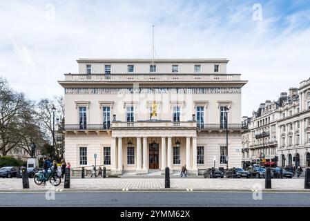 London, Großbritannien - 27. März 2024: Straßenblick am Tag mit dem Athenaeum Club, Waterloo Place in London, Großbritannien. Wahrzeichen von London. Stockfoto