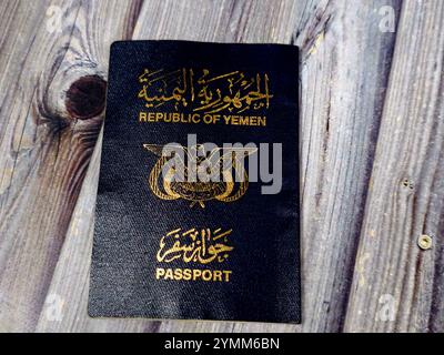 Pass der Republik Jemen, Jemen Pass, ein von der Einwanderungsbehörde und N ausgestelltes staatliches Dokument, das von jemenitischen Bürgern für internationale Reisen verwendet wird Stockfoto