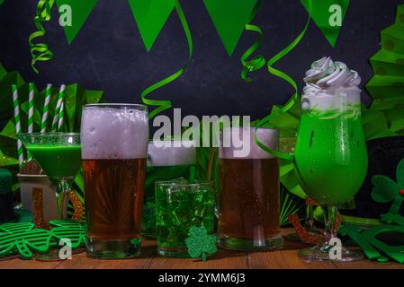 Hintergrund der Bar St. Patrick's Day. Verschiedene goldene, grüne Biergläser, verschiedene Cocktails und Getränke, mit St. Patrick's Day Party Dekor und Stockfoto