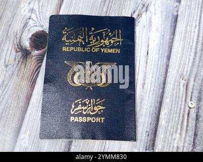 Pass der Republik Jemen, Jemen Pass, ein von der Einwanderungsbehörde und N ausgestelltes staatliches Dokument, das von jemenitischen Bürgern für internationale Reisen verwendet wird Stockfoto