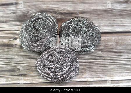 Drahtschwamm, Stahlwolle, ein Bündel aus sehr feinen und flexiblen scharfkantigen Stahl- oder Metallfilamenten, das sich hervorragend zum Reinigen von Glas, Porzellan, Metall eignet Stockfoto