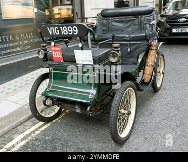 Dreiviertel Vorderansicht eines 1899, VIS-a-VIS, de Dion Bouton, in der Pall Mall, während der 2024, St. James Motorsport Spektakulär Stockfoto