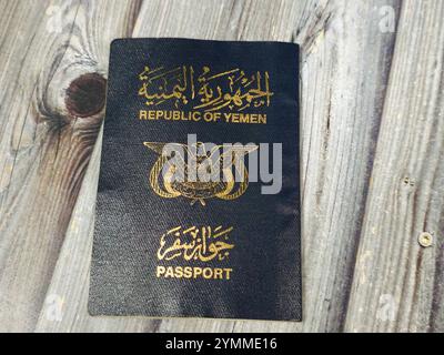 Pass der Republik Jemen, Jemen Pass, ein von der Einwanderungsbehörde und N ausgestelltes staatliches Dokument, das von jemenitischen Bürgern für internationale Reisen verwendet wird Stockfoto