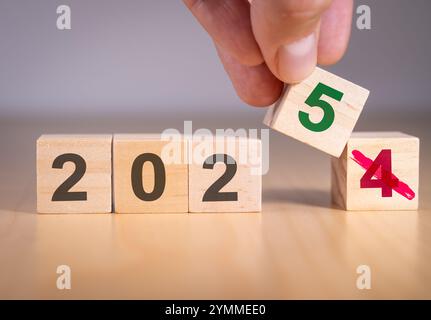 Ändern Sie die Zahl 4 auf 5, um die Jahresänderung von 2024 auf 2025 zu symbolisieren. Stockfoto