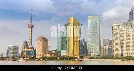 Panoramablick über das Finanzviertel vor dem Bund in Shanghai, China Stockfoto