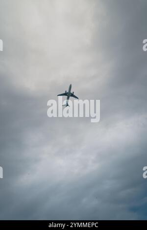 Ein kommerzielles Jet-Flugzeug überquert den bewölkten Himmel Stockfoto