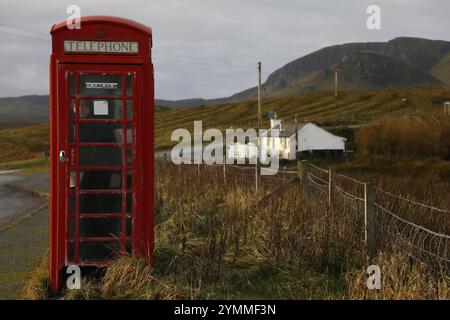 Portree, Isle of Skye, Großbritannien. November 2021. Eine Frau benutzt eine rote Telefonzelle auf der Isle of Skye, Schottland, Großbritannien. Diese Art von Stand namens K6 wurde 1935 eingeführt, zuerst in London, dann im ganzen Vereinigten Königreich. (Foto: Apolline Guillerot-Malick/SOPA Images/SIPA USA) Credit: SIPA USA/Alamy Live News Stockfoto