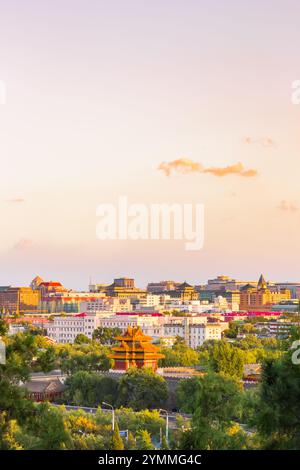 Sonnenuntergang über dem Eckturm der Verbotenen Stadt in Peking, China Stockfoto