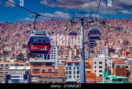 Moderne Seilbahnen transportieren Passagiere hoch über dem weitläufigen Stadtbild von La paz, bolivien, und bieten eine einzigartige urbane Perspektive Stockfoto