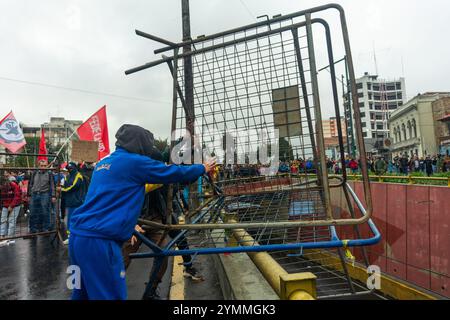 Demonstranten werden während der Kundgebung gesehen, wie sie Polizeibarrikaden entfernen. Mehrere soziale Gruppen versammelten sich in Quito gegen die Politik der Regierung von Präsident Daniel Noboa. Nach einem Jahr der Untätigkeit in kritischen Fragen - darunter die seit mehr als einem Jahr ungelöste Energiekrise mit Stromausfällen von bis zu 14 Stunden, junge Menschen ohne Zugang zu Bildung, steigende Arbeitslosigkeit, der Zusammenbruch des Gesundheitssystems mit mehr als tausend Todesfällen aufgrund fehlender Dialyse und allgemeiner Unsicherheit, wobei Ecuador mit einer Rate von fast 4 das gefährlichste Land Lateinamerikas ist Stockfoto