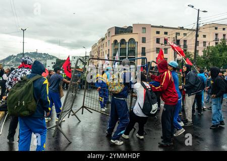 Demonstranten werden während der Kundgebung gesehen, wie sie Polizeibarrikaden entfernen. Mehrere soziale Gruppen versammelten sich in Quito gegen die Politik der Regierung von Präsident Daniel Noboa. Nach einem Jahr der Untätigkeit in kritischen Fragen - darunter die seit mehr als einem Jahr ungelöste Energiekrise mit Stromausfällen von bis zu 14 Stunden, junge Menschen ohne Zugang zu Bildung, steigende Arbeitslosigkeit, der Zusammenbruch des Gesundheitssystems mit mehr als tausend Todesfällen aufgrund fehlender Dialyse und allgemeiner Unsicherheit, wobei Ecuador mit einer Rate von fast 4 das gefährlichste Land Lateinamerikas ist Stockfoto