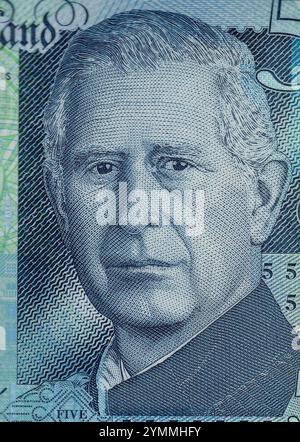 Detail einer 5-Pfund-Banknote von King Charles III. Aus Großbritannien auf weißem Hintergrund. Stockfoto