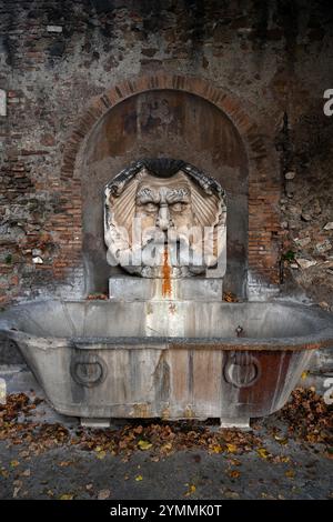 Der Brunnen des Mascherone von Santa Sabina (Fontana del Mascherone di Santa Sabina) auf dem Hügel Aventine, Rom, Italien Stockfoto