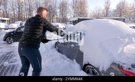 Die intensiven Schneefälle der vergangenen 12 Stunden sind Geschichte. Für Mitte November gibt es in Süddeutschland seit langem wieder viel Neuschnee. 40 - 50 cm Neuschnee in nur 12 Stunden ist für das Allgäu nicht unüblich, nach den vergangenen Mildwintern dennoch bemerkenswert. Für die Mitarbeiter eines Autohauses in Immenstadt i. Allgäu begann der Arbeitstag mit einem Kraftakt. Dutzende Autos galt es vom Schnee zu befreien. Zu zweit waren die Mitarbeiter mehrere Stunden damit beschäftigt, die Neuwagen wieder vom Schnee zu befreien. Schließlich wollen Kunden die Neuwagen bestaunen. Im Bahnver Stockfoto