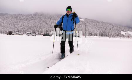 Die intensiven Schneefälle der vergangenen 12 Stunden sind Geschichte. Für Mitte November gibt es in Süddeutschland seit langem wieder viel Neuschnee. 40 - 50 cm Neuschnee in nur 12 Stunden ist für das Allgäu nicht unüblich, nach den vergangenen Mildwintern dennoch bemerkenswert. Für die Mitarbeiter eines Autohauses in Immenstadt i. Allgäu begann der Arbeitstag mit einem Kraftakt. Dutzende Autos galt es vom Schnee zu befreien. Zu zweit waren die Mitarbeiter mehrere Stunden damit beschäftigt, die Neuwagen wieder vom Schnee zu befreien. Schließlich wollen Kunden die Neuwagen bestaunen. Im Bahnver Stockfoto