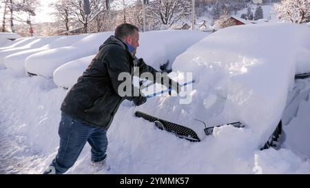 Die intensiven Schneefälle der vergangenen 12 Stunden sind Geschichte. Für Mitte November gibt es in Süddeutschland seit langem wieder viel Neuschnee. 40 - 50 cm Neuschnee in nur 12 Stunden ist für das Allgäu nicht unüblich, nach den vergangenen Mildwintern dennoch bemerkenswert. Für die Mitarbeiter eines Autohauses in Immenstadt i. Allgäu begann der Arbeitstag mit einem Kraftakt. Dutzende Autos galt es vom Schnee zu befreien. Zu zweit waren die Mitarbeiter mehrere Stunden damit beschäftigt, die Neuwagen wieder vom Schnee zu befreien. Schließlich wollen Kunden die Neuwagen bestaunen. Im Bahnver Stockfoto