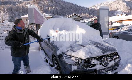 Die intensiven Schneefälle der vergangenen 12 Stunden sind Geschichte. Für Mitte November gibt es in Süddeutschland seit langem wieder viel Neuschnee. 40 - 50 cm Neuschnee in nur 12 Stunden ist für das Allgäu nicht unüblich, nach den vergangenen Mildwintern dennoch bemerkenswert. Für die Mitarbeiter eines Autohauses in Immenstadt i. Allgäu begann der Arbeitstag mit einem Kraftakt. Dutzende Autos galt es vom Schnee zu befreien. Zu zweit waren die Mitarbeiter mehrere Stunden damit beschäftigt, die Neuwagen wieder vom Schnee zu befreien. Schließlich wollen Kunden die Neuwagen bestaunen. Im Bahnver Stockfoto