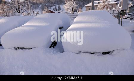 Die intensiven Schneefälle der vergangenen 12 Stunden sind Geschichte. Für Mitte November gibt es in Süddeutschland seit langem wieder viel Neuschnee. 40 - 50 cm Neuschnee in nur 12 Stunden ist für das Allgäu nicht unüblich, nach den vergangenen Mildwintern dennoch bemerkenswert. Für die Mitarbeiter eines Autohauses in Immenstadt i. Allgäu begann der Arbeitstag mit einem Kraftakt. Dutzende Autos galt es vom Schnee zu befreien. Zu zweit waren die Mitarbeiter mehrere Stunden damit beschäftigt, die Neuwagen wieder vom Schnee zu befreien. Schließlich wollen Kunden die Neuwagen bestaunen. Im Bahnver Stockfoto