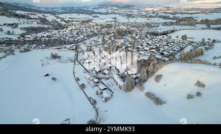 Die intensiven Schneefälle der vergangenen 12 Stunden sind Geschichte. Für Mitte November gibt es in Süddeutschland seit langem wieder viel Neuschnee. 40 - 50 cm Neuschnee in nur 12 Stunden ist für das Allgäu nicht unüblich, nach den vergangenen Mildwintern dennoch bemerkenswert. Für die Mitarbeiter eines Autohauses in Immenstadt i. Allgäu begann der Arbeitstag mit einem Kraftakt. Dutzende Autos galt es vom Schnee zu befreien. Zu zweit waren die Mitarbeiter mehrere Stunden damit beschäftigt, die Neuwagen wieder vom Schnee zu befreien. Schließlich wollen Kunden die Neuwagen bestaunen. Im Bahnver Stockfoto