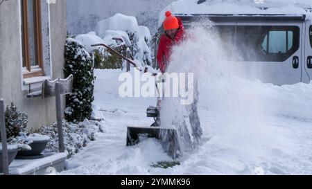 Die intensiven Schneefälle der vergangenen 12 Stunden sind Geschichte. Für Mitte November gibt es in Süddeutschland seit langem wieder viel Neuschnee. 40 - 50 cm Neuschnee in nur 12 Stunden ist für das Allgäu nicht unüblich, nach den vergangenen Mildwintern dennoch bemerkenswert. Für die Mitarbeiter eines Autohauses in Immenstadt i. Allgäu begann der Arbeitstag mit einem Kraftakt. Dutzende Autos galt es vom Schnee zu befreien. Zu zweit waren die Mitarbeiter mehrere Stunden damit beschäftigt, die Neuwagen wieder vom Schnee zu befreien. Schließlich wollen Kunden die Neuwagen bestaunen. Im Bahnver Stockfoto