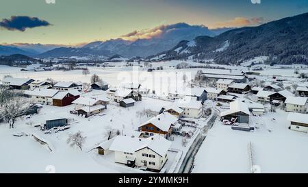 Die intensiven Schneefälle der vergangenen 12 Stunden sind Geschichte. Für Mitte November gibt es in Süddeutschland seit langem wieder viel Neuschnee. 40 - 50 cm Neuschnee in nur 12 Stunden ist für das Allgäu nicht unüblich, nach den vergangenen Mildwintern dennoch bemerkenswert. Für die Mitarbeiter eines Autohauses in Immenstadt i. Allgäu begann der Arbeitstag mit einem Kraftakt. Dutzende Autos galt es vom Schnee zu befreien. Zu zweit waren die Mitarbeiter mehrere Stunden damit beschäftigt, die Neuwagen wieder vom Schnee zu befreien. Schließlich wollen Kunden die Neuwagen bestaunen. Im Bahnver Stockfoto