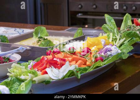 Gemüse für Dips auf dem Küchentisch Stockfoto