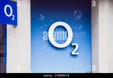 London, Großbritannien. August 2024. Ein Schild in einem O2-Laden in Zentral-London. Quelle: Vuk Valcic/Alamy Stockfoto