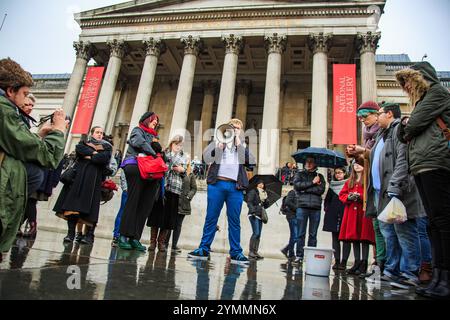 London, Großbritannien. Januar 2015. Mitglieder der Transgender-Community und Unterstützer nehmen an einer Mahnwache am Trafalgar Square Teil, um Leelah Alcorn zu gedenken. Leelah Alcorn, eine Transgender-Teenagerin, wurde am 28. Dezember 2014 vor einem Truck in Ohio zerquetscht. Eine von ihr hinterlassene Selbstmordnotiz bezog sich auf gesellschaftliche Standards, die Transgender betreffen, basierend auf ihren eigenen Erfahrungen mit christlicher Konversionstherapie und äußerte die Hoffnung, dass ihr Tod einen Dialog über die Diskriminierung, den Missbrauch und die fehlende Unterstützung von Transgender-Menschen eröffnen würde. Quelle: Mark Kerrison/Alamy Live News Stockfoto