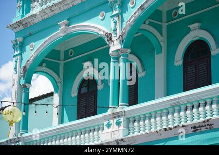 Detaillierte Sicht auf Fenster, Türen und Balkone von Stadtgebäuden Stockfoto